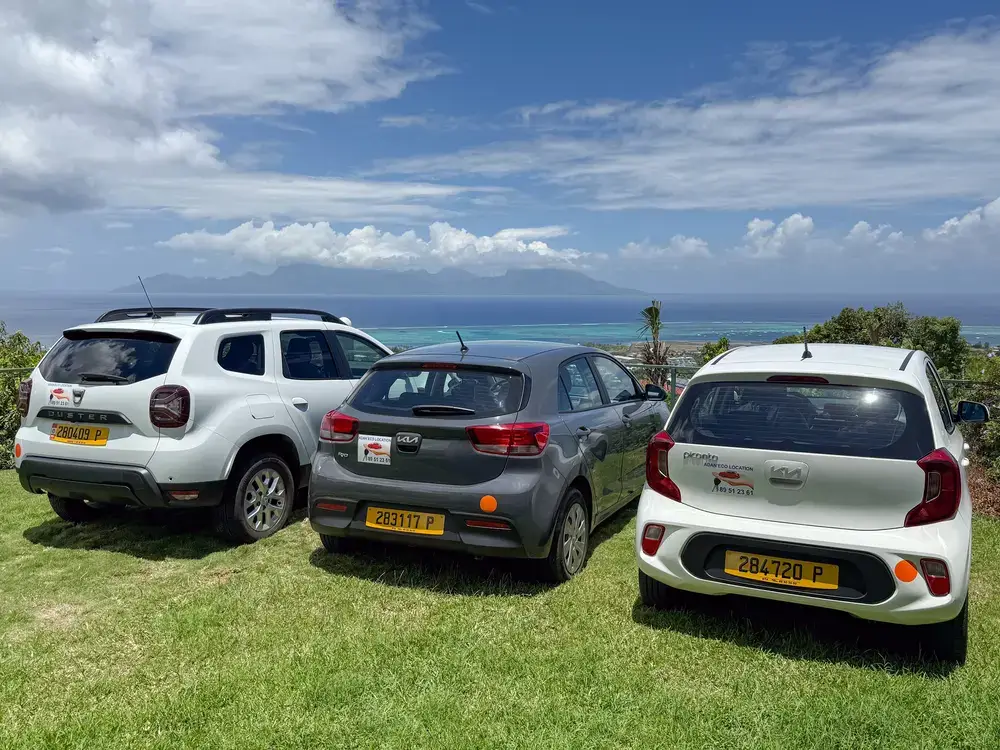 Trois voitures de location d'Adan'Eco Location avec un paysage tahitien